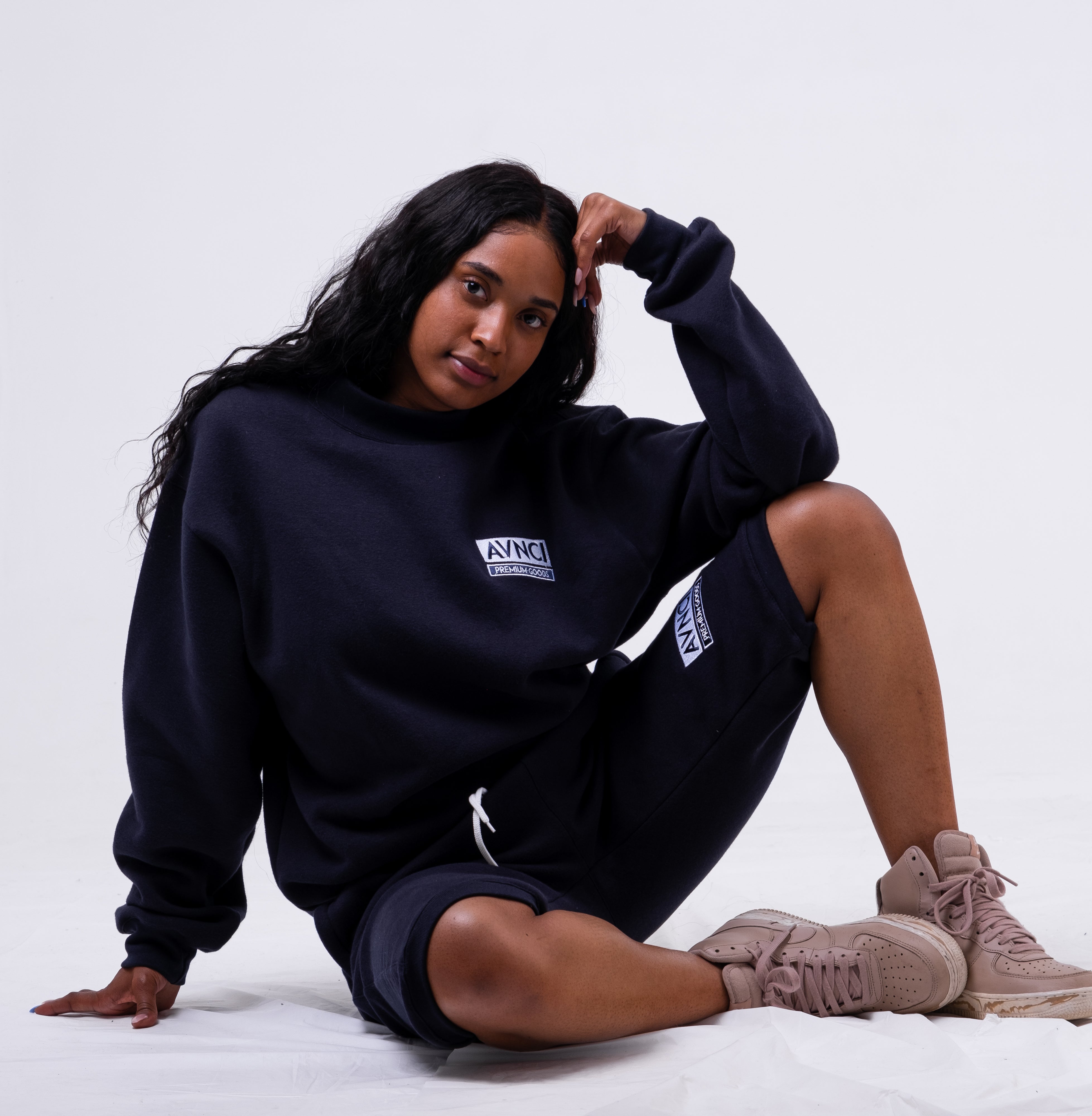 AVNCI Embroidered cropped sweats