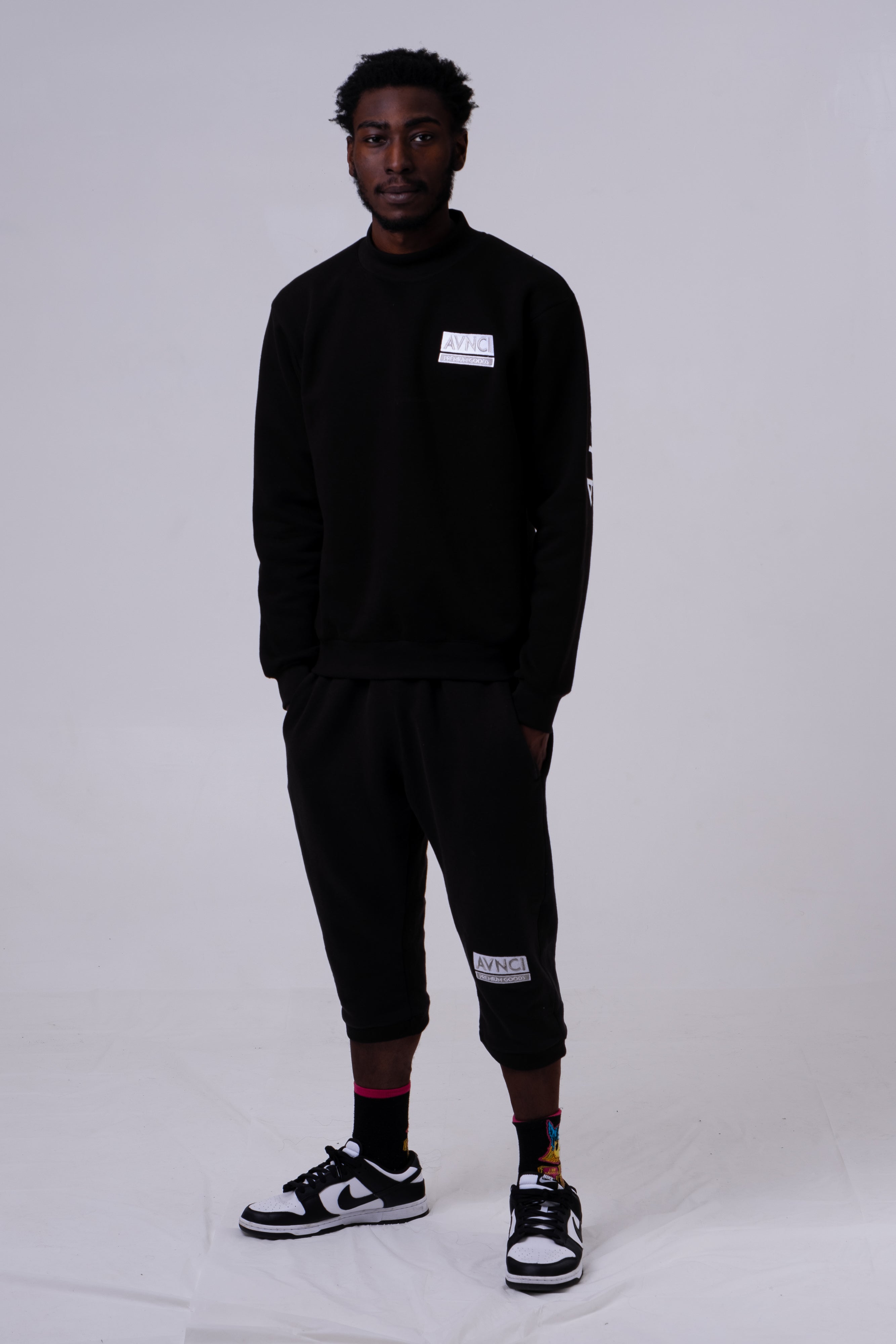 AVNCI Embroidered cropped sweats